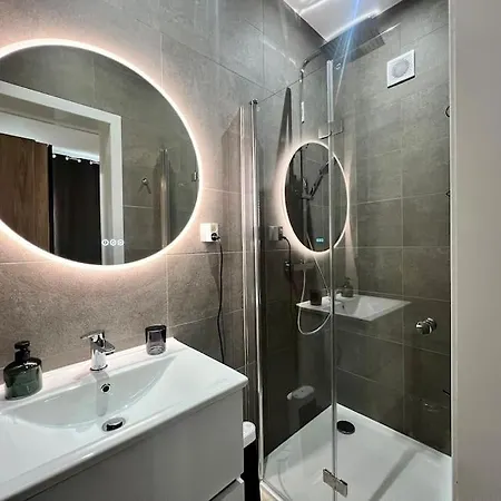 Modern Business Flat - Courts Et Moyens Sejours *